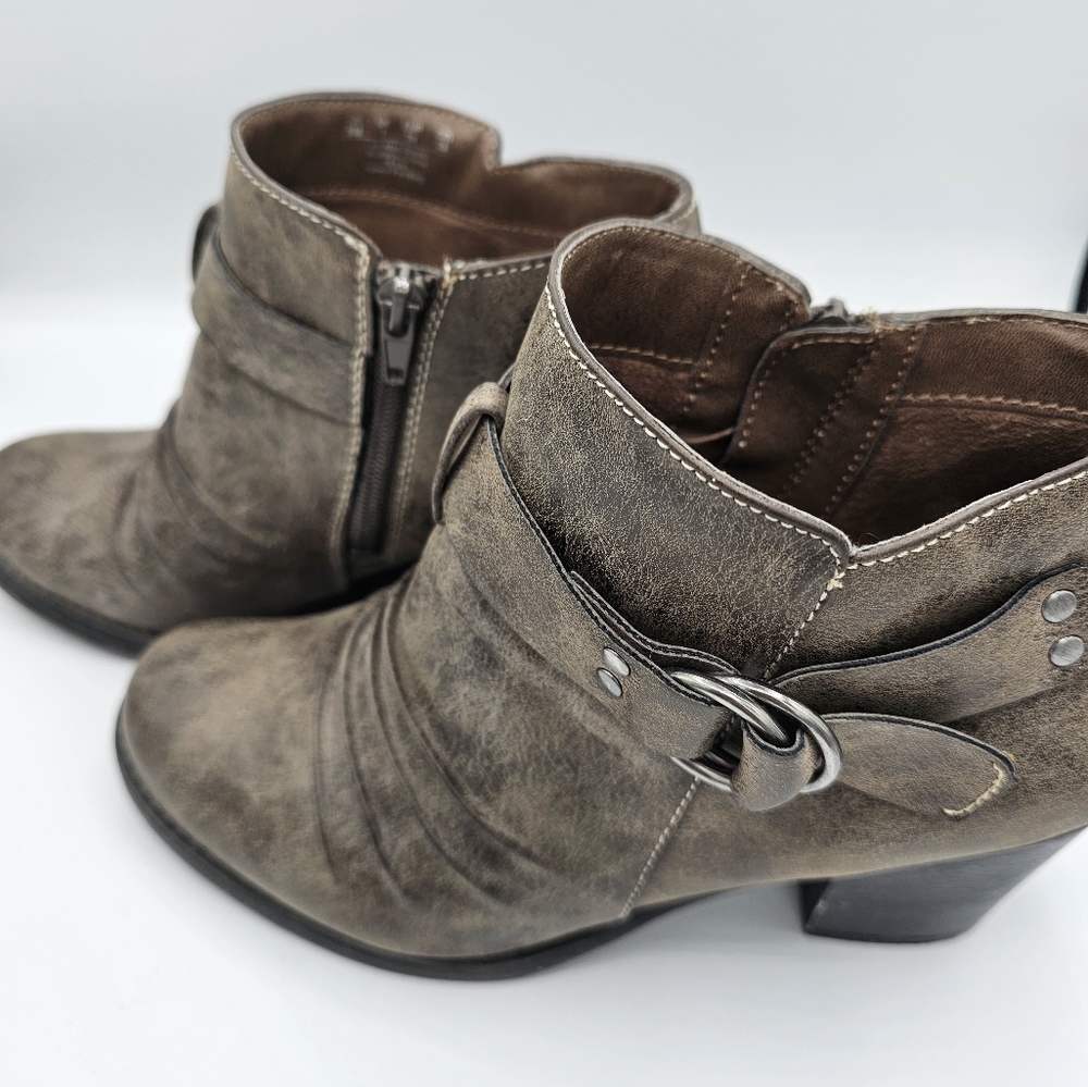 Natural Soul ankle boots, gray size 9.